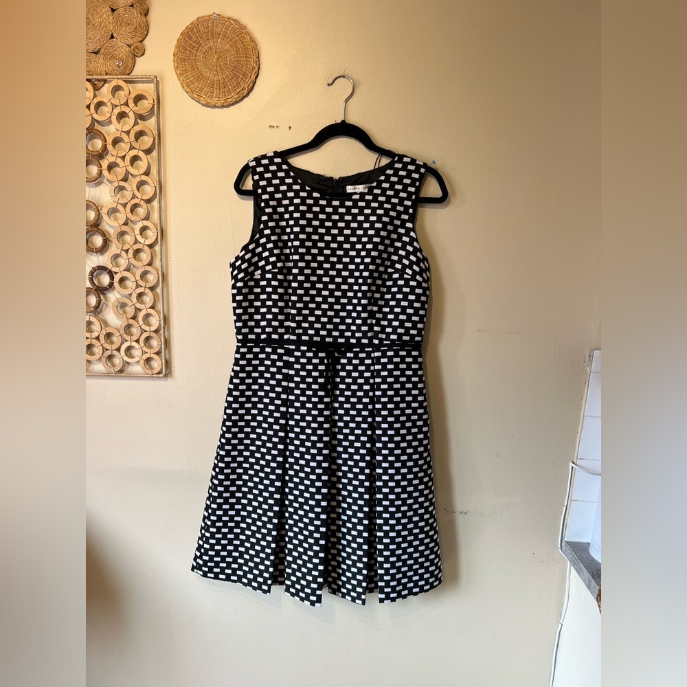 Sandra Darren size 12 black/ white mid length dress…